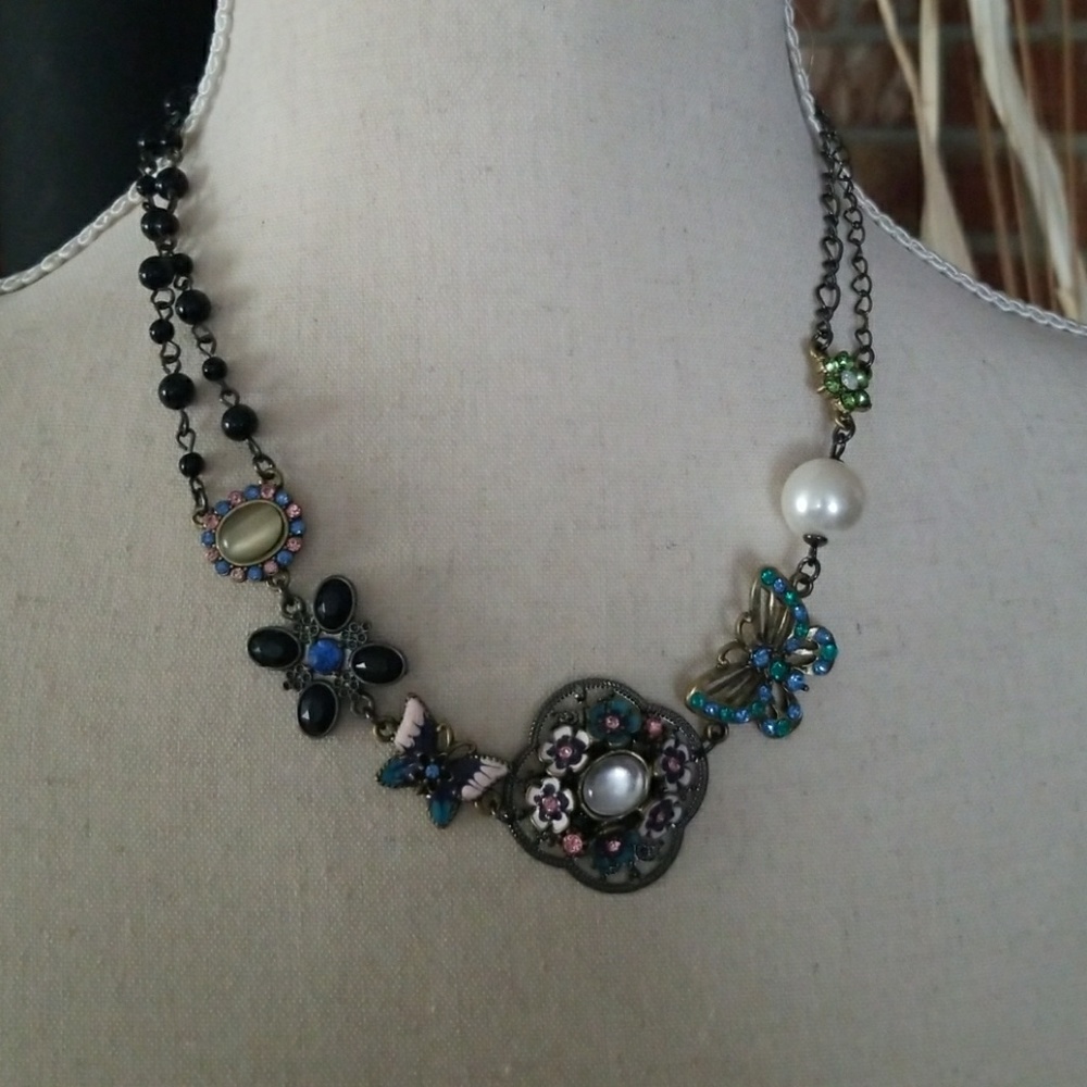 Vintage looking necklace.